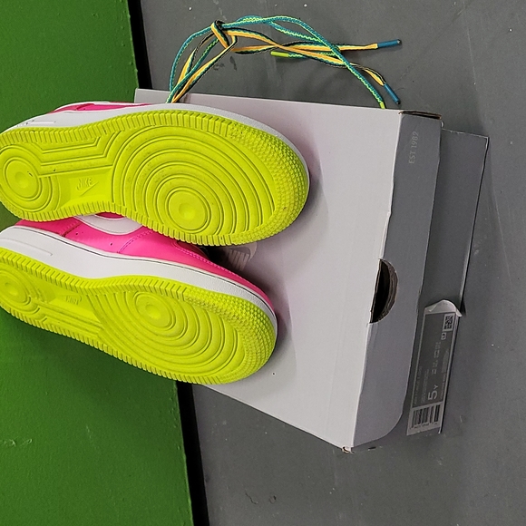 Nike - Picture 3 of 3